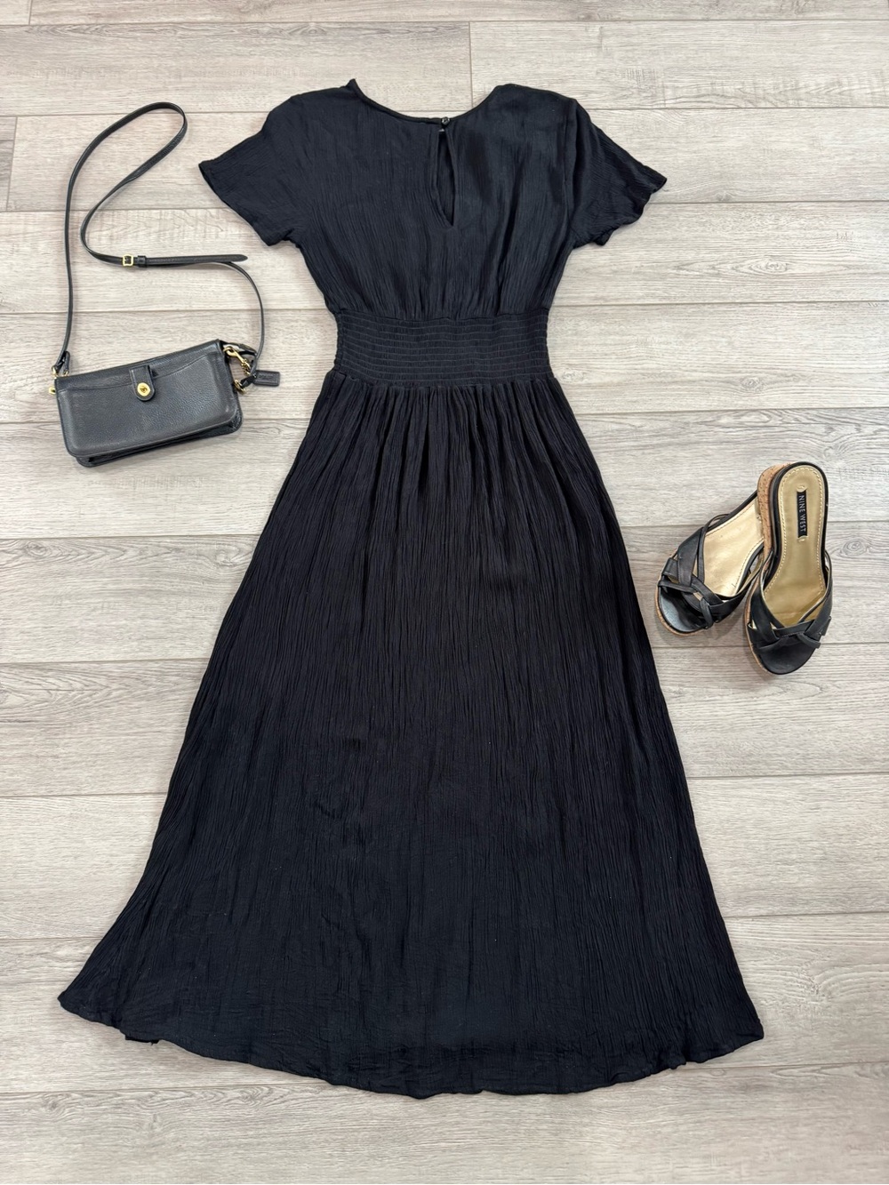 Classic Black Short-Sleeve Dress - Elegant Everyday Style - Picture 2 of 9